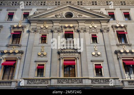 Das Cartier Mansion mit 2022 Weihnachtsdekorationen auf der Fifth Avenue, New York City, USA Stockfoto