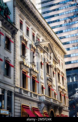 Das Cartier Mansion mit 2022 Weihnachtsdekorationen auf der Fifth Avenue, New York City, USA Stockfoto
