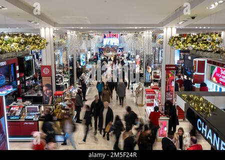 Während der Weihnachtssaison im Hauptgeschoss von Macy's Flagship Department Store, New York City, USA 2022 Stockfoto
