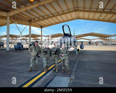 Mitglieder des 301. Kampfflügels und des 307. Bombenflügels posieren am 9. März 2022 vor einem F-16 Fighting Falcon auf dem Luftwaffenstützpunkt Barksdale, Louisiana. Spezialisten für öffentliche Angelegenheiten der 301 FW und 307 BW führten gemeinsame Schulungen für öffentliche Angelegenheiten durch, um die Bereitschaft zu verbessern. Stockfoto