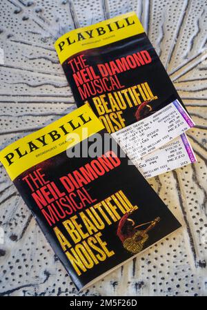 The Neil Diamond Musical „A Beautiful Noise“ Playbill vom Broadhurst Theatre, New York City, USA 2022 Stockfoto