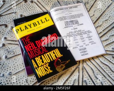 The Neil Diamond Musical „A Beautiful Noise“ Playbill vom Broadhurst Theatre, New York City, USA 2022 Stockfoto