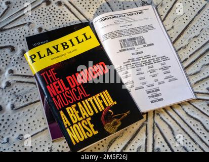 The Neil Diamond Musical „A Beautiful Noise“ Playbill vom Broadhurst Theatre, New York City, USA 2022 Stockfoto