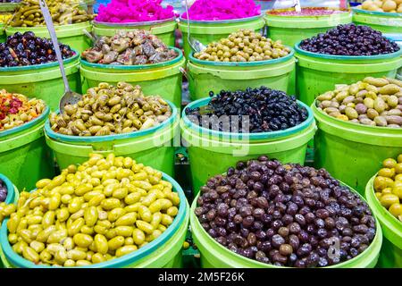 Viele Sorten Oliven in verschiedenen Farben, die auf dem lokalen Markt verkauft werden können Stockfoto