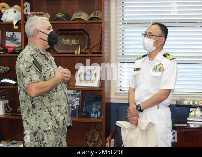 MARINESTÜTZPUNKT GUAM (9. MÄRZ 2022) USA Der Befehlshaber des Marinestützpunktes Guam, Michael Luckett, traf während eines Besuchs im März im Hauptquartier der NBG mit dem Befehlshaber der japanischen Seeschifffahrts-Selbstverteidigungskräfte (JMSDF) der Trainingsabteilung Eins, Kapitän Il Masaaki, zusammen. 9. Luckett traf sich auch mit Commander. Hideki Ohama, kommandierender Offizier von JS Hatakaze (DDG 171) und Cmdr. Tsuruta Kohei, kommandierender Offizier von JS Inazuma (DD 105). Der Raketenzerstörer der Hatakaze-Klasse, JS Hatakaze, und der Zerstörer der Murasam-Klasse, JS Inazuma, kamen im März 9 im Rahmen einer geplanten Hafenbesichtigung am Hafen von Apra an. Stockfoto