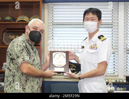 MARINESTÜTZPUNKT GUAM (9. MÄRZ 2022) USA Der Befehlshaber des Marinestützpunktes Guam, Michael Luckett, traf während eines Besuchs im März im Hauptquartier der NBG mit dem Befehlshaber der japanischen Seeschifffahrts-Selbstverteidigungskräfte (JMSDF) der Trainingsabteilung Eins, Kapitän Il Masaaki, zusammen. 9. Luckett traf sich auch mit Commander. Hideki Ohama, kommandierender Offizier von JS Hatakaze (DDG 171) und Cmdr. Tsuruta Kohei, kommandierender Offizier von JS Inazuma (DD 105). Der Raketenzerstörer der Hatakaze-Klasse, JS Hatakaze, und der Zerstörer der Murasam-Klasse, JS Inazuma, kamen im März 9 im Rahmen einer geplanten Hafenbesichtigung am Hafen von Apra an. Stockfoto