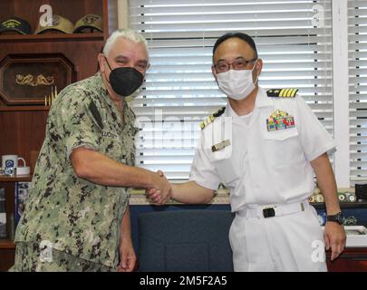 MARINESTÜTZPUNKT GUAM (9. MÄRZ 2022) USA Der Befehlshaber des Marinestützpunktes Guam, Michael Luckett, traf während eines Besuchs im März im Hauptquartier der NBG mit dem Befehlshaber der japanischen Seeschifffahrts-Selbstverteidigungskräfte (JMSDF) der Trainingsabteilung Eins, Kapitän Il Masaaki, zusammen. 9. Luckett traf sich auch mit Commander. Hideki Ohama, kommandierender Offizier von JS Hatakaze (DDG 171) und Cmdr. Tsuruta Kohei, kommandierender Offizier von JS Inazuma (DD 105). Der Raketenzerstörer der Hatakaze-Klasse, JS Hatakaze, und der Zerstörer der Murasam-Klasse, JS Inazuma, kamen im März 9 im Rahmen einer geplanten Hafenbesichtigung am Hafen von Apra an. Stockfoto