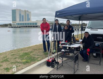 GULFPORT, Mississippi: Naval Oceanography in Zusammenarbeit mit Regierungs-, Akademiker- und Industriepartnern nahm am Oceans in Action 2022 und Advanced Technology Exercise (ANTX) Teil und veranstaltete gemeinsam diesen Kurs, 7.-10. März 2022. Oceans in Action 2022, die wichtigste regionale Meerestechnologieveranstaltung an der Golfküste mit Schwerpunkt auf neuen Technologien, fand am 7-10. März in Biloxi, Mississippi, statt. Die Teilnehmer des Oceans in Action & Port Security Summit 2022 konnten wertvolle Präsentationen zu neuen blauen Technologien, Regierungsprogrammen und Fortschritten bei der Gefahrenabwehr in Häfen besuchen. Die Advanced Naval Technology Exercise oder ‚ANTX, Stockfoto