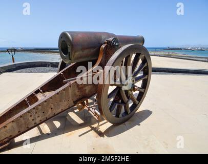 Die alte Kanone des Castillo de San Gabriel in Arrecife zeigt in Richtung Bucht Stockfoto