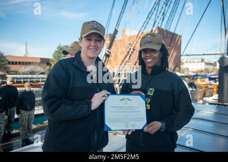 BOSTON (10. März 2022) Culinary Specialist 2. Class Jaguar Alexander, der USS Constitution zugewiesen wurde, erhielt die Navy and Marine Corps Achievement Medal von Cmdr. B.J. Farrell. Die USS Constitution ist das älteste über Wasser in Auftrag gegebene Kriegsschiff der Welt und spielte eine entscheidende Rolle in den Berberkriegen und dem Krieg von 1812, indem sie von 1797 bis 1855 aktiv Seemeilen verteidigte. Während des normalen Betriebs bieten die an Bord der USS Constitution stationierten aktiven Matrosen kostenlose Touren an und bieten jährlich mehr als 600.000 Menschen Besuchsmöglichkeiten an, da sie die Mission des Schiffes unterstützen, die Geschichte der Marine zu fördern und zu unterstützen Stockfoto