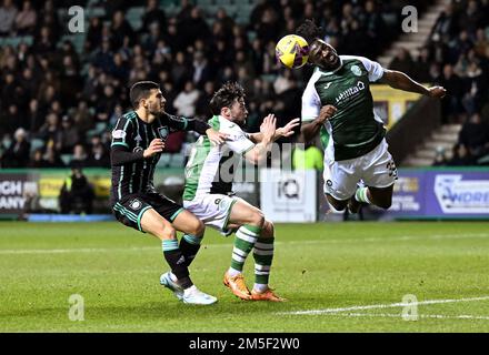 Hibernian's Rocky Bushiri (rechts) führt den Ball während des knallharten Premiership-Spiels an der Easter Road, Edinburgh, ohne Druck an. Bilddatum: Mittwoch, 28. Dezember 2022. Stockfoto