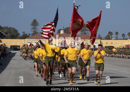 USA Marines mit Echo Company, 2. Recruit Training Battalion, nehmen an einem Motivationslauf im Marine Corps Recruit Depot San Diego Teil, 10. März 2022. Die Mitarbeiter des Recruit Training Regiment stellen sicher, dass die besten Schulungen für die Recruits während ihrer Zeit auf MCRD San Diego verfügbar sind. Stockfoto