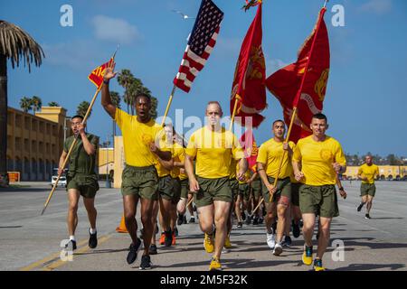 USA Marinekorps Oberst Joseph J. Jones, kommandierender Offizier des Recruit Training Regiment leitet einen Motivationslauf bei Marine Corps Recruit Depot San Diego, 10. März 2022. Jones führte den 3-Meilen-Lauf zusammen mit den Führern des 2. Recruit Training Bataillons an. Stockfoto