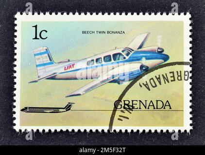 Stornierte Briefmarke gedruckt von Grenada, die Beech Twin Bonanza zeigt, circa 1976. Stockfoto