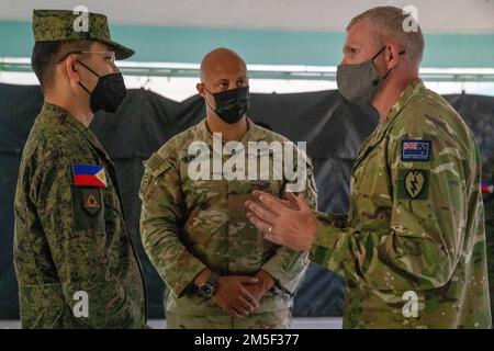 Philippinische Armee-Brigade. General Alvin Flores, der Salaknib Exercise Director, trifft sich mit Neuseeland Army Colonel Michael van Welie, dem 25. Befehlshaber der Infanterieabteilung für Interoperabilität und USA Army Major Chad Taylor, 3. Offizier der Kampfeinheit der Infanteriebrigade, spricht über Salaknib 2022 in Fort Magsaysay, Nueva Ecija, Philippinen, 10. März 2022. Salaknib wird jährlich von der philippinischen Armee geführt Von der Army Pacific gesponserte bilaterale Übung zur Verbesserung der Kapazitäten und der Interoperabilität der US-amerikanischen und der philippinischen Armee im gesamten Spektrum militärischer Operationen bei gleichzeitiger Stärkung der Verbindungen Stockfoto