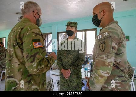 Philippinische Armee-Brigade. General Alvin Flores, der Salaknib Exercise Director, trifft sich mit Neuseeland Army Colonel Michael van Welie, dem 25. Befehlshaber der Infanterieabteilung für Interoperabilität und USA Army Major Chad Taylor, 3. Offizier der Kampfeinheit der Infanteriebrigade, spricht über Salaknib 2022 in Fort Magsaysay, Nueva Ecija, Philippinen, 10. März 2022. Salaknib wird jährlich von der philippinischen Armee geführt Von der Army Pacific gesponserte bilaterale Übung zur Verbesserung der Kapazitäten und der Interoperabilität der US-amerikanischen und der philippinischen Armee im gesamten Spektrum militärischer Operationen bei gleichzeitiger Stärkung der Verbindungen Stockfoto