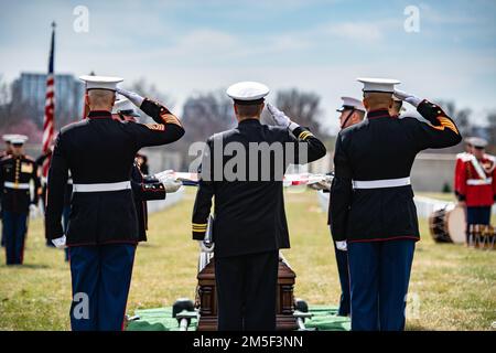 Die 3D USA Infanterieregiment (die Alte Garde) Caisson Platoon, Marines der Marine Band „The President’s own“ und Marines der Marine Barracks, Washington, D.C. (8. und I) veranstalten militärische Bestattungsgelder mit Begräbnisbegleitung für die USA Marinekorps CPL. Thomas Cooper in Sektion 57 des Arlington National Cemetery, Arlington, Virginia, 10. März 2022. Cooper wurde im Zweiten Weltkrieg im Alter von 22 Jahren getötet. Pressemitteilung der Defense POW/MIA Accounting Agency (DPAA): Im November 1943 war Cooper Mitglied von Unternehmen A, 2. Amphibious Tractor Battalion, 2. Marine Division, Fleet Marine Force, Stockfoto