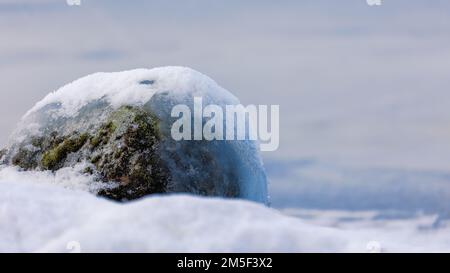 Die Natur schafft wirklich schöne Kunstwerke in der Natur, vor allem mit kaltem Wasser, das gefriert Stockfoto