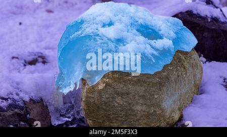 Die Natur schafft wirklich schöne Kunstwerke in der Natur, vor allem mit kaltem Wasser, das gefriert Stockfoto