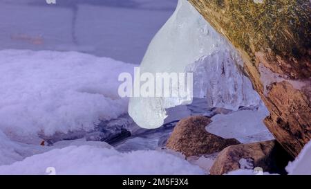 Die Natur schafft wirklich schöne Kunstwerke in der Natur, vor allem mit kaltem Wasser, das gefriert Stockfoto