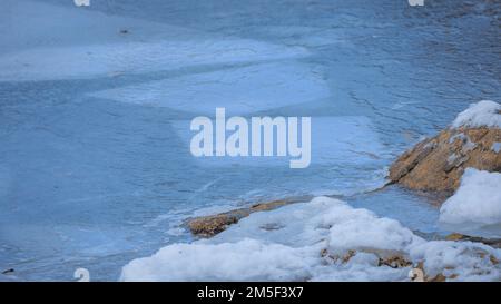 Die Natur schafft wirklich schöne Kunstwerke in der Natur, vor allem mit kaltem Wasser, das gefriert Stockfoto