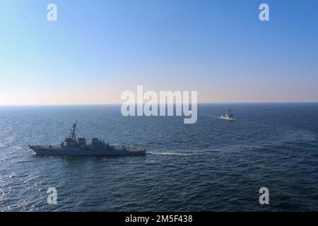 220310-N-NO901-1469 OSTSEE (10. März 2022) Arleigh-Burke-Klasse-Guided-Missile Destroyers USS Forrest Sherman (DDG 98) und USS Donald Cook (DDG 75) führen Manövrierübungen mit der polnischen Oliver Hazard Perry-Klasse-Guided-Missile-Fregate ORP Generał Kazimierz Pułaski Ślązak (FFG 272) und dem polnischen Offshore-Patrouillenschiff ORP (241. März 10) durch. USS Forrest Sherman (DDG 98) wird im europäischen Operationssaal eingesetzt und nimmt an einer Reihe von maritimen Aktivitäten zur Unterstützung der USA Teil Sechste Flotte und NATO-Alliierten. Stockfoto