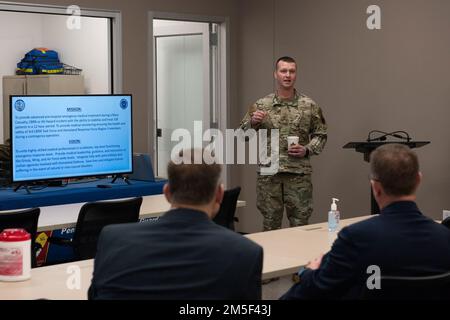 USA Air Force Major Nathan SNEE, 193. Special Operations Group Detachment 1, beschreibt, wie die neue Trainingseinrichtung der Luftwaffe Pennsylvania Air National Guard in Fort Indiantown Gap, Annville, Pennsylvania, genutzt wird, um die Ausbildung der Airmen zu verbessern, die die Einrichtung am 10. März 2022 nutzen. Die neue Anlage kostet $7,6 Millionen US-Dollar und ist eine 17.000 Quadratmeter große Mehrzweck-Trainings- und Restauranteinrichtung. Stockfoto
