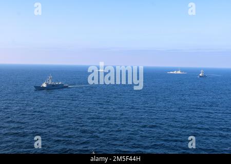 220310-N-NO901-1483 OSTSEE (10. März 2022) Arleigh-Burke-Klasse-Guided-Missile Destroyers USS Forrest Sherman (DDG 98) und USS Donald Cook (DDG 75) führen Manövrierübungen mit der polnischen Oliver Hazard Perry-Klasse-Guided-Missile-Fregate ORP Generał Kazimierz Pułaski Ślązak (FFG 272) und dem polnischen Offshore-Patrouillenschiff ORP (241. März 10) durch. USS Forrest Sherman (DDG 98) wird im europäischen Operationssaal eingesetzt und nimmt an einer Reihe von maritimen Aktivitäten zur Unterstützung der USA Teil Sechste Flotte und NATO-Alliierten. Stockfoto