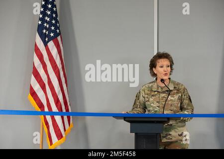 USA Air Force Colonel Susan Garret, Befehlshaber der 193. Regional Support Group in Fort Indiantown Gap, Annville, Pennsylvania, hält die Hauptrednerrede während der Zeremonie zum Bandschnitt für das neue Trainingsgebäude der Luftwaffe von Pennsylvania, 3. März 2022. Das Gebäude im Wert von 7,6 Millionen Dollar beherbergt den RSG-Hauptsitz, 3. Chemical Biological Radiological Nuclear Task Force, spezialisierte Schulungsräume und verschiedene andere medizinische Anforderungen für mehr als 600 Flugzeuge der Gruppe. Stockfoto