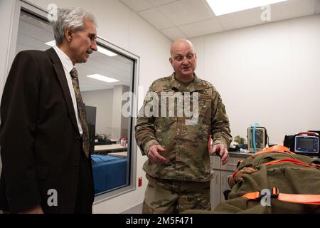USA Air Force Colonel Stacey Zdanavage, Commander des 193. Special Operations Wing, berichtet Pennsylvania-Repräsentant Chris Sainato über das praxisorientierte Schulungslabor in der neuen Trainingseinrichtung der Air National Guard in Pennsylvania in Fort Indiantown Gap, Annville, Pennsylvania, 10. März 2022. Die neue Anlage kostet $7,6 Millionen US-Dollar und ist eine 17.000 Quadratmeter große Mehrzweck-Trainings- und Restauranteinrichtung. Stockfoto