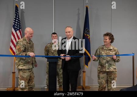 Kevin Ferner, Deputy Facilities and Engineering Director bei Fort Indiantown Gap Annville, Pennsylvania, wird von den USA flankiert Air Force Colonel Stacey Zdanavage (links), Befehlshaber des 193. Spezialeinsatzflügels, und Colonel Susan Garrett, Befehlshaber der 193. Regionalen Unterstützungsgruppe, als er das Band für die Trainingseinrichtung der Nationalgarde der Luftwaffe von Pennsylvania am 10. März 2022 durchschneidet. Die neue Anlage kostet $7,6 Millionen US-Dollar und ist eine 17.000 Quadratmeter große Mehrzweck-Trainings- und Restauranteinrichtung. Stockfoto