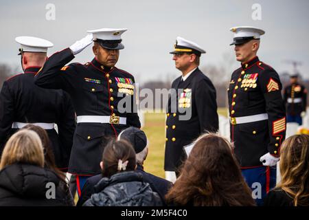 Sergeant Major Jesse Dorsey, Sergeant Major, Marine Barracks Washington, salutiert während einer Beerdigung für den zurückgekehrten Marine, CPL, Thomas H. Cooper, auf dem Arlington National Cemetery, Arlington, Virginia, 10. März 2022. Cooper, 22, aus Chattanooga, Tennessee, war Mitglied der Firma A, 2. Amphibious Tractor Battalion, 2. Marine Division, die gegen steifen japanischen Widerstand auf der kleinen Insel Betio im Tarawa-Atoll der Gilbert-Inseln im Zweiten Weltkrieg landete und im Einsatz getötet wurde. Stockfoto