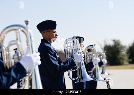 GEMEINSAMER STÜTZPUNKT SAN ANTONIO-LACKLAND, TEXAS – Mehr als 700 Airmen und Wächter, die der 320. Trainingsschwadron zugewiesen wurden, absolvierten am 10. März 2022 die Grundausbildung des Militärs. Generalmajor Edward Thomas Jr., Air Force Recruiting Service Commander, und Chief Master Sgt. Antonio Goldstrom, Air Force Recruiting Service Command Chief, haben die Zeremonie rekapituliert. Stockfoto