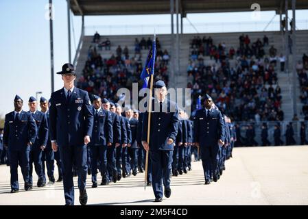 GEMEINSAMER STÜTZPUNKT SAN ANTONIO-LACKLAND, TEXAS – Mehr als 700 Airmen und Wächter, die der 320. Trainingsschwadron zugewiesen wurden, absolvierten am 10. März 2022 die Grundausbildung des Militärs. Generalmajor Edward Thomas Jr., Air Force Recruiting Service Commander, und Chief Master Sgt. Antonio Goldstrom, Air Force Recruiting Service Command Chief, haben die Zeremonie rekapituliert. Stockfoto