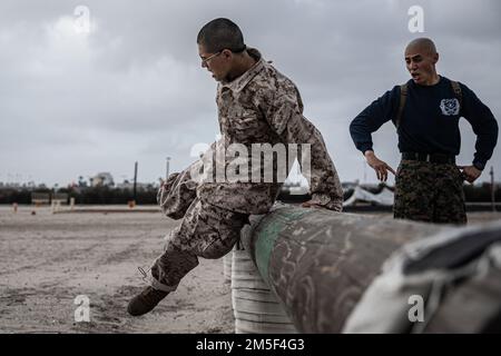 EIN US-AMERIKANISCHER Marine Corps Rekruten bei Kilo Company, 3. Recruit Training Bataillon, manövriert ein Hindernis im Marine Corps Recruit Depot San Diego, 10. März 2022. Die Rekruten mussten das Hindernis richtig schließen, bevor sie zum nächsten weitergingen. Stockfoto
