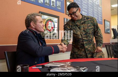 Martin Kove schüttelt die Hand mit den USA Marbin Garciarenoj, Teamleiter der Echo Company, 2. Bataillon, 5. Marines Regiment, 1. Marine Division, während einer Unterzeichnung in der 62. Area Kassierhalle im Marine Corps Base Camp Pendleton, Kalifornien, 9. März 2022. Martin Kove, der Schauspieler, der John Kreese in der Karate Kid-Reihe spielte, kam an die Basis, um ein Treffen mit den Marines in der 62-Region zu veranstalten. Garciarenoj stammt aus Los Angeles. Stockfoto