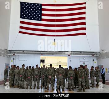 Mitglieder der Air National Guard kommen zu uns, um mit dem Armeegeneral Daniel Hokanson, Chief, National Guard Bureau, zu sprechen, während seines Besuchs mit Wachmännern, die am 10. März 2022 auf dem Luftwaffenstützpunkt Andersen, Yigo, Guam stationiert waren. Der Halt war Teil eines Reiseplans für den Pazifik, bei dem auch der ranghöchste General der Nationalgarde Hawaii Guardsmen besuchte und sich mit hochrangigen Führern am Kommando des Kämpfers traf. Stockfoto