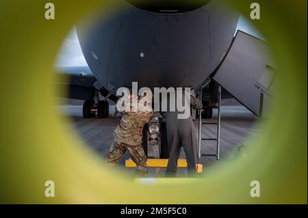 USA Flugzeuge des 190. Air Tanken Flügels führen Vorflugkontrollen an einem KC-135 Stratotanker durch, der der 117. Air Tanken Schwadron, Forbes Field Air National Guard Base, Kansas, zugeteilt wurde und derzeit am Kadena Air Base, Japan, am 10. März 2022 stationiert ist. Der KC-135 Stratotanker kann bis zu 200.000 kg Treibstoff aufnehmen, der durch den fliegenden Boom des Tankers gepumpt wird und während des Fluges eine Vielzahl von Flugzeugen betankt und so seine globale Reichweite erweitert, um einen freien und offenen Indo-Pacific aufrechtzuerhalten. Stockfoto