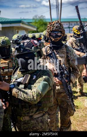 USA Armee-Pazifiksoldaten mit Charlie Company, 2. Bataillon, 27. Infanterie-Regiment, 3. Infanterie-Brigaden-Kampfteam, 25. Infanterie-Division, bereite dich auf eine Räumungsübung mit philippinischen Soldaten während Salaknib 2022 vor, in Fort Magsaysay, Nueva Ecija, Philippinen, 10. März, 2022. Salaknib wird jährlich von der philippinischen Armee geführt Von der Army Pacific gesponserte bilaterale Übung, die darauf abzielte, die Kapazitäten und die Interoperabilität der US-amerikanischen und der philippinischen Armee im gesamten Spektrum militärischer Operationen zu verbessern und gleichzeitig die Verbindungen zwischen den beiden langjährigen Partnerländern zu stärken. Stockfoto