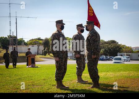 USA Marinekorps Gunnery Sgt. Jose A. Rios Jr., Kompanie erster Sergeant, steht Major Robert Arellano, dem scheidenden Befehlshaber, und Captain Andrew J. Lorelli, dem neuen Befehlshaber der Alpha Company, Hauptquartier und Stützungsbataillon, Marine Corps Installations Pacific, während einer Zeremonie zum Kommandowechsel in Camp Foster, Okinawa, Japan, am 10. März 2022, gegenüber. Die Zeremonien zur Änderung des Kommandos ermöglichen es Individuen, Zeuge des offiziellen Machtwechsels zwischen Offizieren zu werden. Während der Zeremonie übergibt der scheidende Kommandeur dem neuen Kommandeur den Leitfaden der Einheit, der die Übertragung der Autorität, Res, symbolisiert Stockfoto