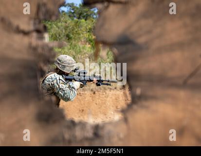 USA Robert Iglesias Jr., Kampftechniker mit 1. Bataillon, 3D. Marines, 3D. Marine Division, führt am 10. März 2022 in Camp Hansen, Okinawa, Japan, ein städtisches Sprengtraining durch. Während dieser Schulung verfeinerten Marines ihre Fähigkeiten bei Verstößen und stellten sicher, dass sie bereit und in der Lage sind, eine Vielzahl von Missionen überall auf der Welt auszuführen. 1/3 wird im Indo-Pacific unter 4. Marines als Teil des Unit Deployment Program vorwärtsversetzt. Stockfoto