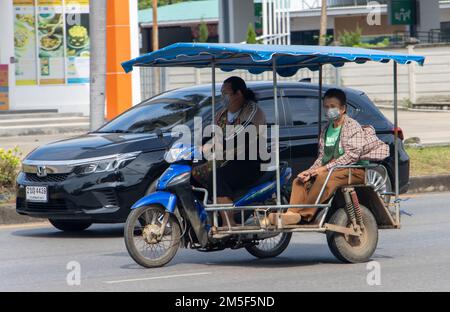 RATCHABURI, THAILAND, NOVEMBER 16 2022, Frauen fahren Motorrad mit Beiwagen Stockfoto