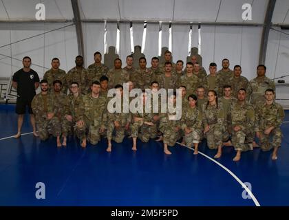 USA Air Force Airmen und USA Soldaten der Armee machen eine Pause für ein Foto nach der Ausbildung von Kämpfern auf dem Luftwaffenstützpunkt Al Dhafra, Vereinigte Arabische Emirate, 10. März 2022. Während der Schulung waren Defenders aus dem SFS 380. und U.S. Die der Al-Dhafra zugeteilten Armeesoldaten wurden als erste Ausbilder für die Hand-zu-Hand-Kampftechniken zertifiziert. Stockfoto