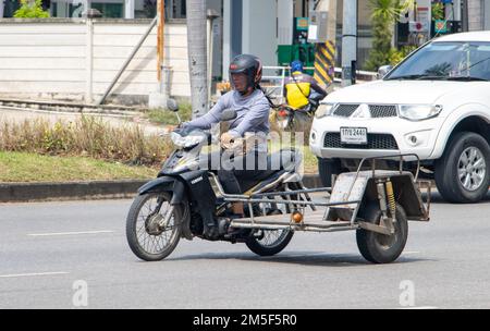 RATCHABURI, THAILAND, NOVEMBER 16 2022, Eine Frau fährt ein Motorrad mit Beiwagen Stockfoto