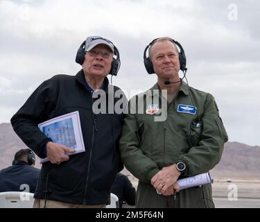 Früher USA Stabschef der Luftwaffe, General (ret.) John Jumper und General Mark Kelly, Befehlshaber des Luftwaffenkommandos, beobachten das US Air Force Air Demonstration Squadron „Thunderbirds“ auf dem Nellis Air Force Base, Nevada, 10. März 2022. Die Thunderbirds benötigen mehrere Zertifizierungen, um bei Flugmessen auf der ganzen Welt auftreten zu können. Der Erhalt der COMACC-Zertifizierung war der letzte Schritt für das 2022-Team, bereit für die Show zu sein. Stockfoto