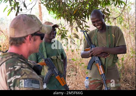 EIN US-AMERIKANISCHER Green Beret der Armee wurde 3. Spezialeinsatzkräften (Airborne) und beninesischen Soldaten vom 1. Kommando-Parachute-Bataillon-Chat zugeteilt, während sie eine Pause während der gemeinsamen kombinierten Austauschschulung (JCET) in Ouassa (Afrika) am 11. März 2022 machten. Unser Engagement ist ein kleiner Beitrag, um unseren Partnern dabei zu helfen, ihre Bevölkerung zu schützen und die globale Bedrohung durch gewalttätigen Extremismus zu bekämpfen. Stockfoto