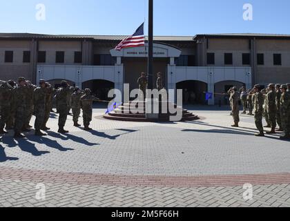 Mitglieder des 17. Training Wing nehmen am 10. März 2022 an einer vierteljährlichen Rückzugszeremonie vor dem Norma Brown Building, Luftwaffenstützpunkt Goodfellow, Texas, Teil. Der Klang des Rückzugs kommuniziert das Ende des Diensttages, wenn die amerikanische Flagge abgesenkt wird. Rückzug ist traditionell eine Zeit, um die Flagge zu sichern und dem, wofür sie steht, Respekt zu zollen. Stockfoto