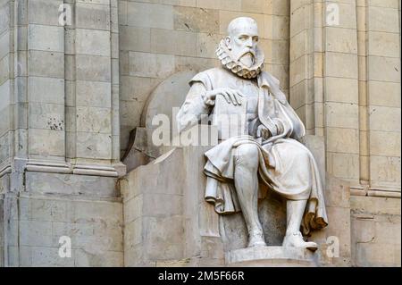 Denkmal für Miguel de Cervantes Saavedra. Steinskulptur des berühmten spanischen Schriftstellers Stockfoto