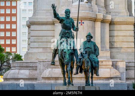 Denkmal für Miguel de Cervantes Saavedra. Eine Metallskulptur von Don Quijote und seinem knappen Sancho Panza Stockfoto