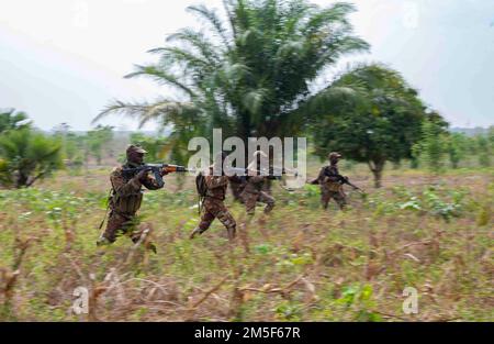 Ein Trupp von Soldaten des Benin 1. Commando Parachute Bataillons marschiert während eines Joint Combined Exchange Training (JCET)-Szenarios in Ouassa, Benin, am 11. März 2022 auf eine feindliche Position vor. Das Engagement der USA bringt beiderseitigen Nutzen, hält internationale Normen ein und behandelt Partner als gleichberechtigt. Stockfoto